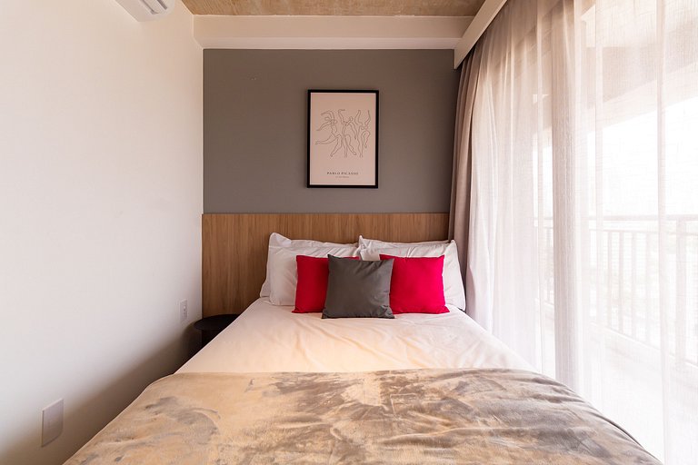 Studio na Av. Santo Amaro | Varanda e Ar