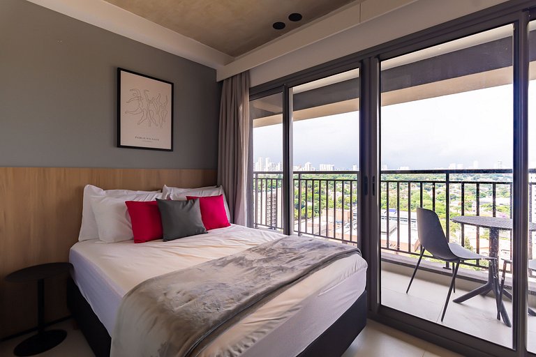 Studio na Av. Santo Amaro | Varanda e Ar