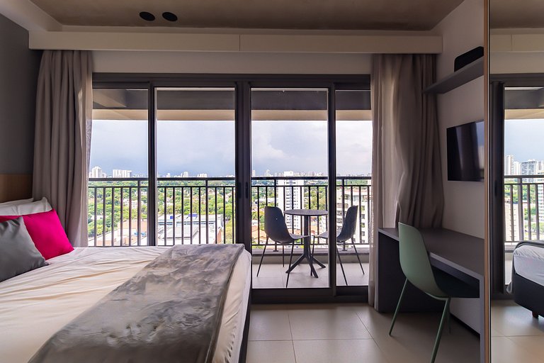 Studio na Av. Santo Amaro | Varanda e Ar