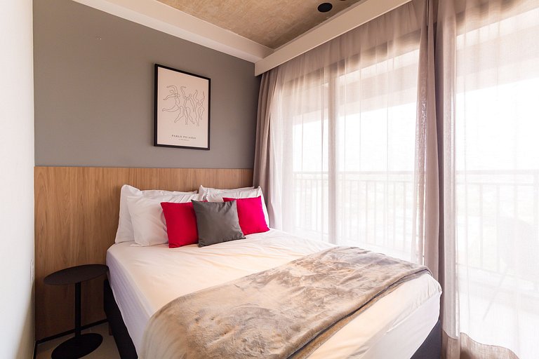 Studio na Av. Santo Amaro | Varanda e Ar