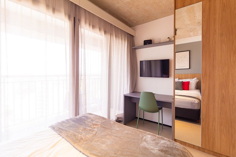 Studio na Av. Santo Amaro | Varanda e Ar