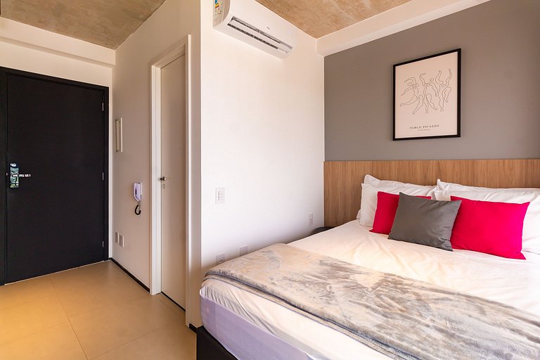 Studio na Av. Santo Amaro | Varanda e Ar