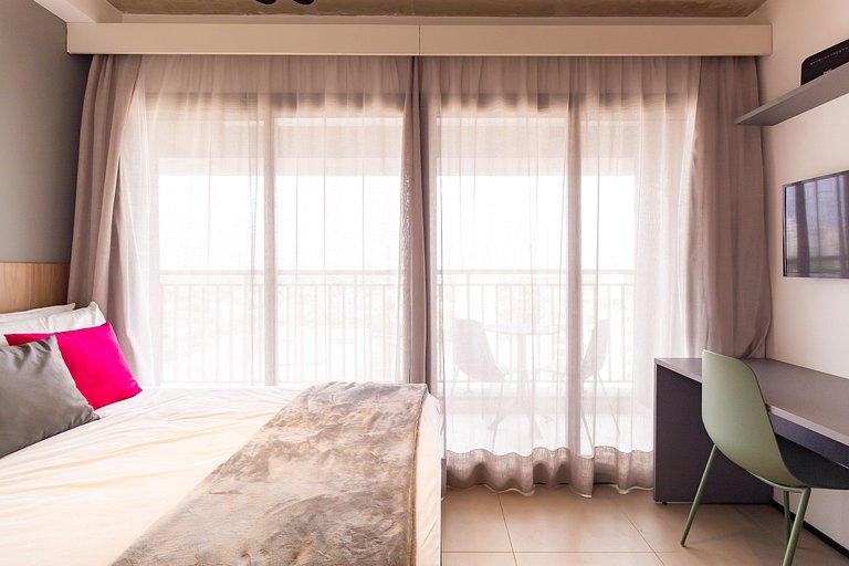 Studio na Av. Santo Amaro | Varanda e Ar