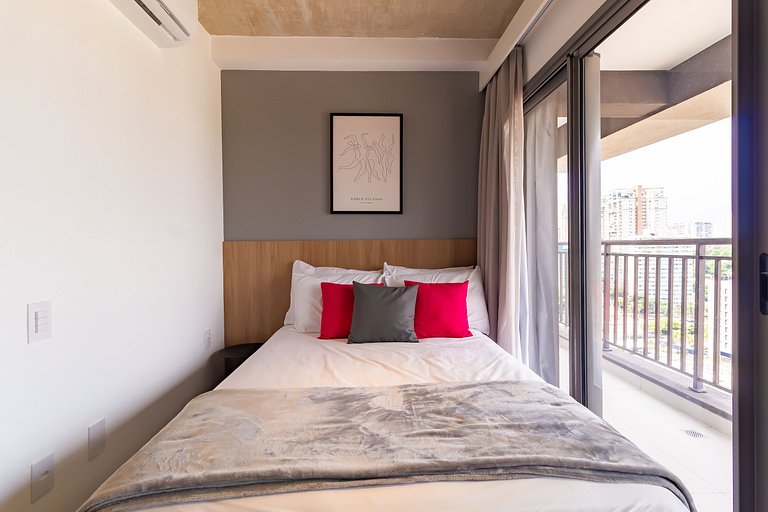 Studio na Av. Santo Amaro | Varanda e Ar