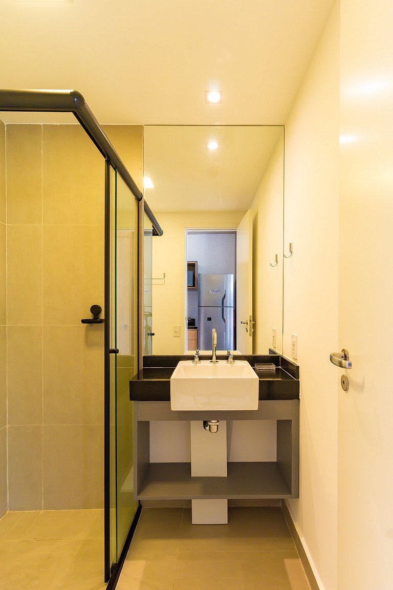 Studio na Av. Santo Amaro | Varanda e Ar