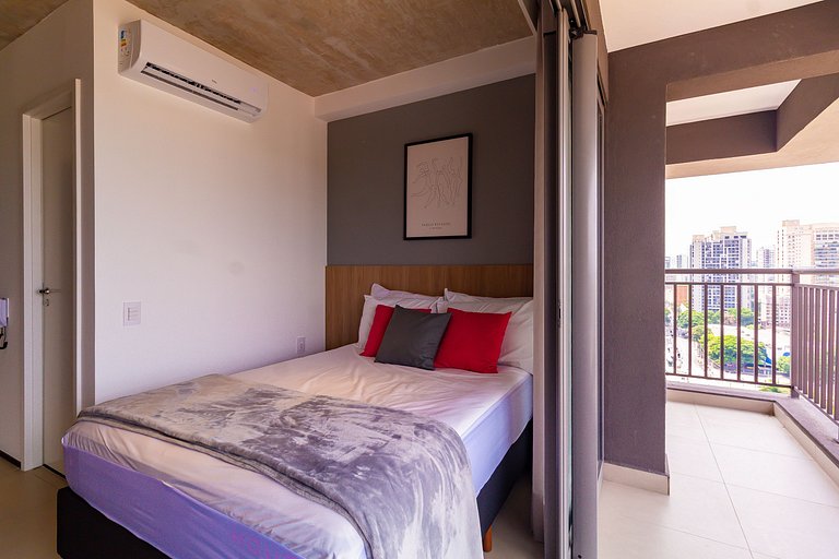 Studio na Av. Santo Amaro | Varanda e Ar