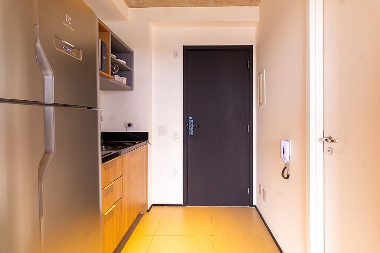 Studio na Av. Santo Amaro | Varanda e Ar