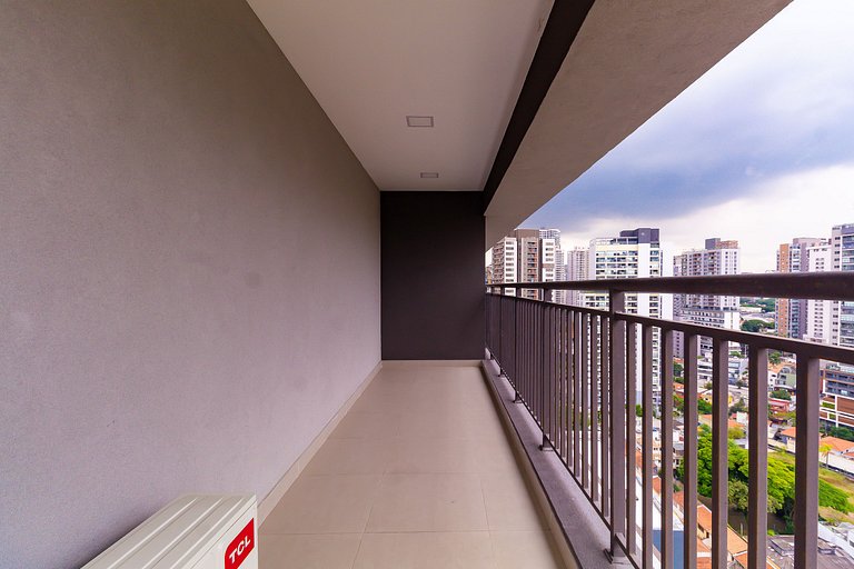 Studio na Av. Santo Amaro | Varanda e Ar