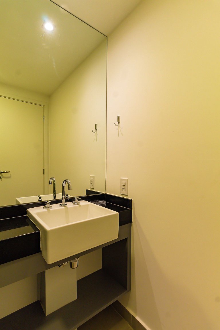 Studio na Av. Santo Amaro | Varanda e Ar