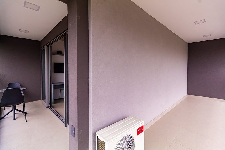 Studio na Av. Santo Amaro | Varanda e Ar