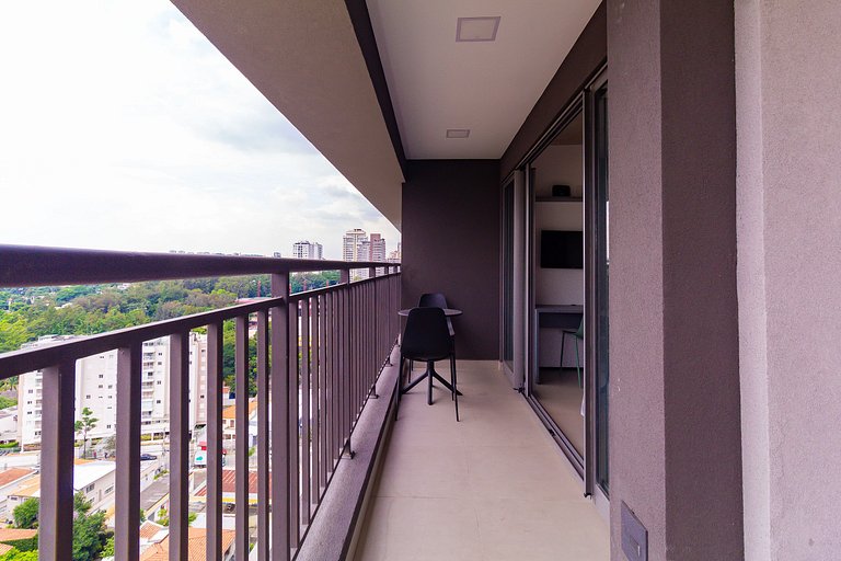 Studio na Av. Santo Amaro | Varanda e Ar