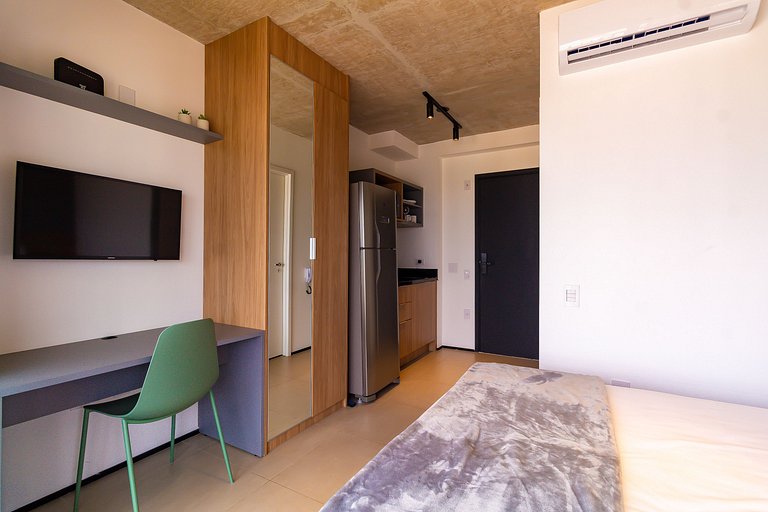 Studio na Av. Santo Amaro | Varanda e Ar