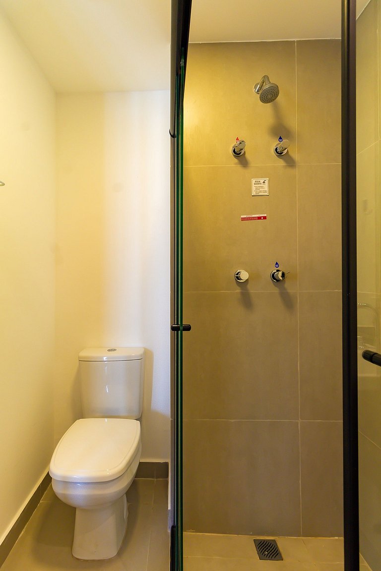 Studio na Av. Santo Amaro | Varanda e Ar