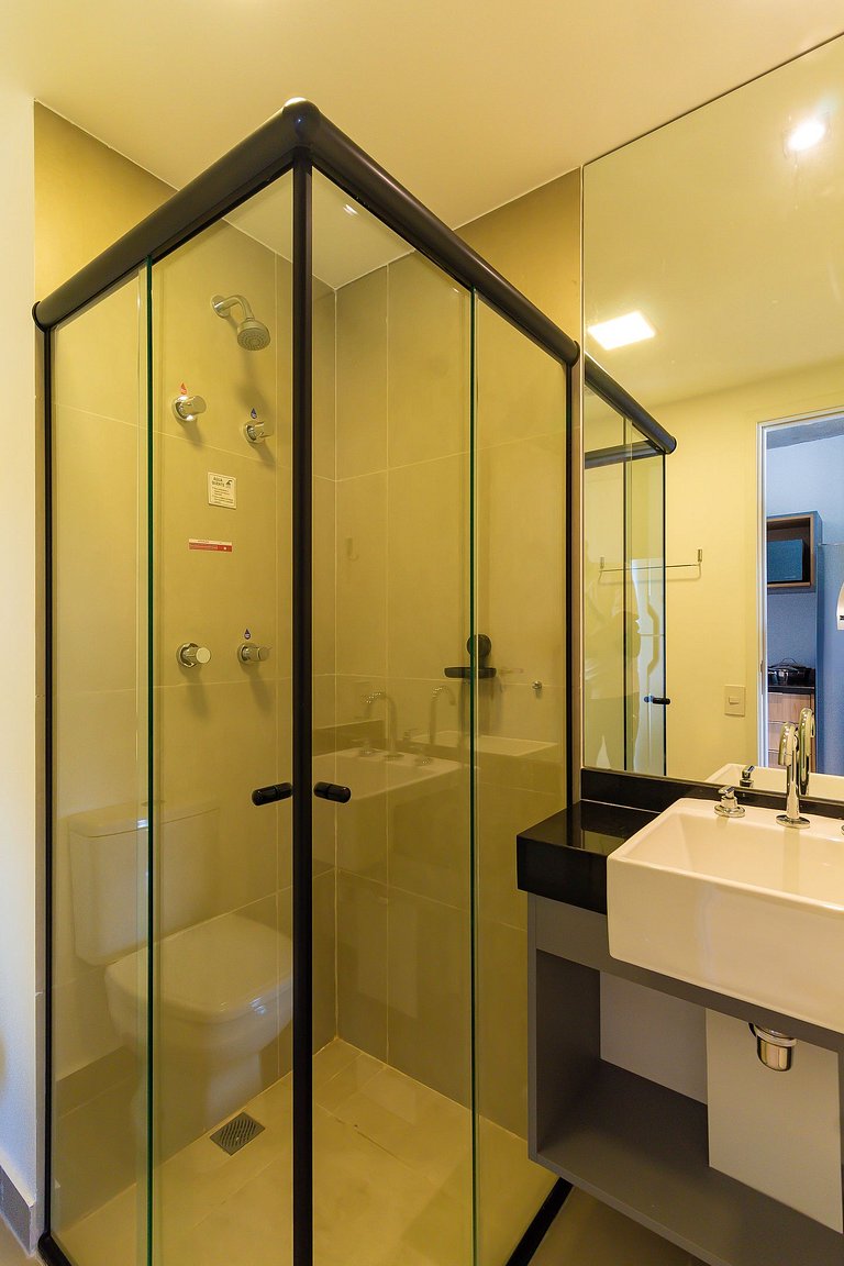 Studio na Av. Santo Amaro | Varanda e Ar