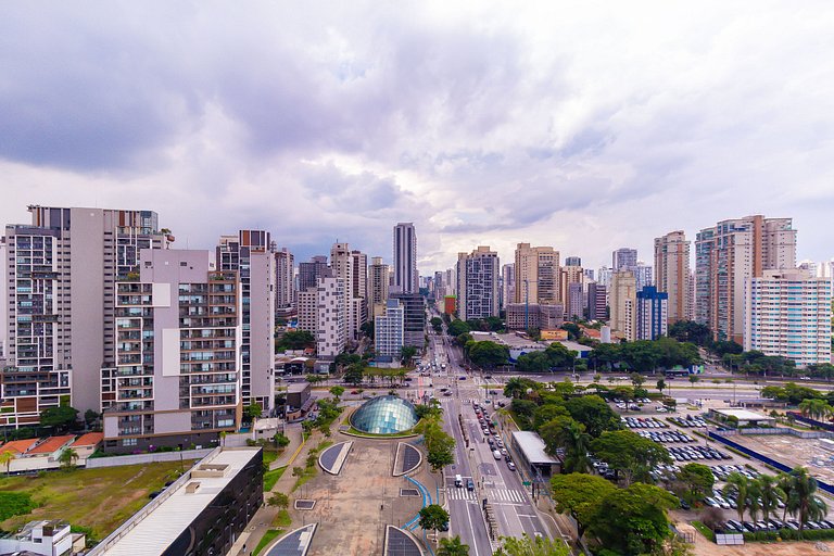 Studio na Av. Santo Amaro | Varanda e Ar