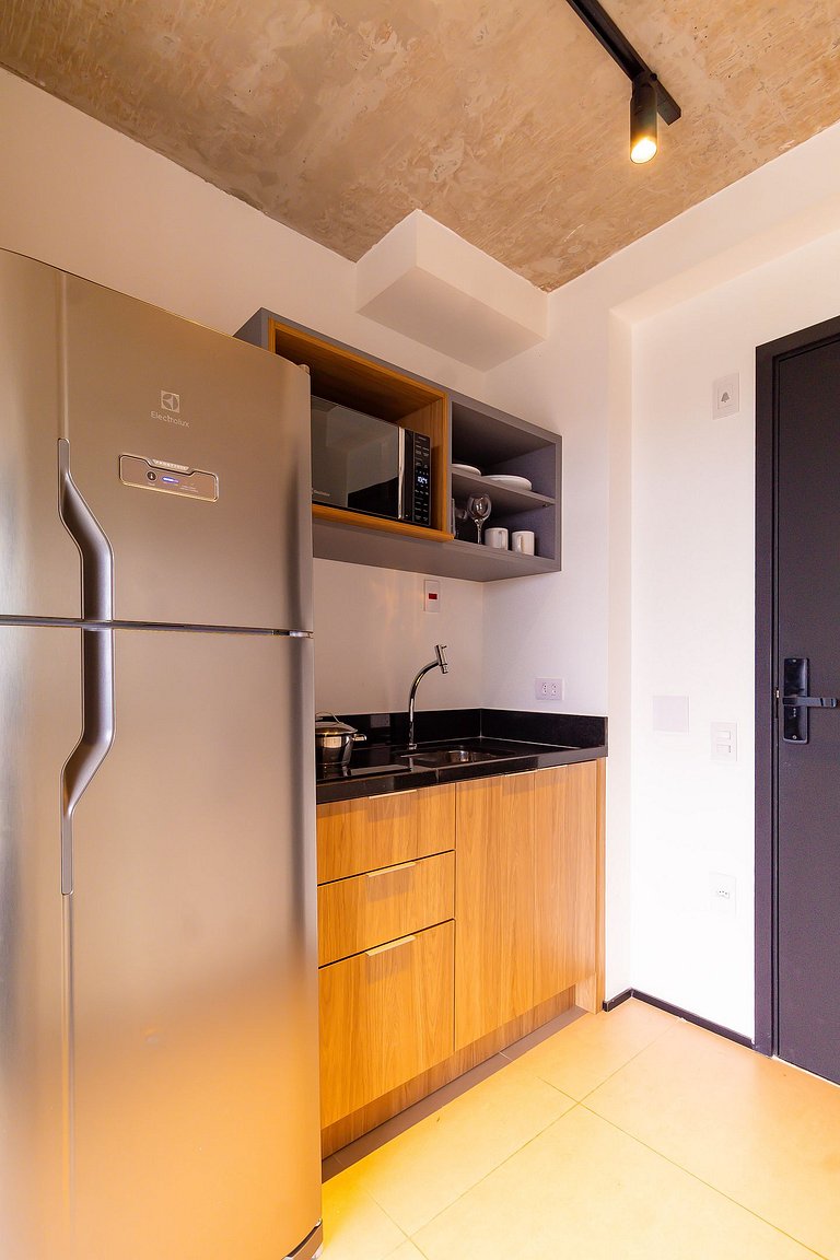 Studio na Av. Santo Amaro | Varanda e Ar