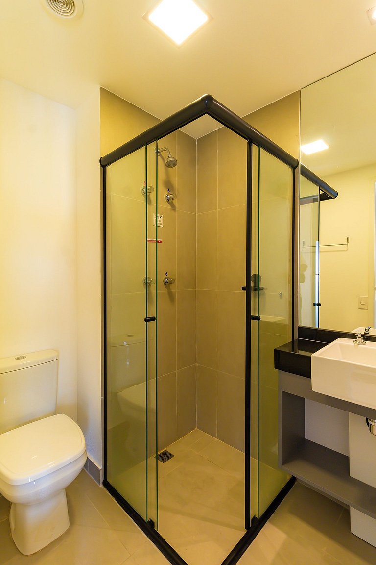 Studio na Av. Santo Amaro | Varanda e Ar