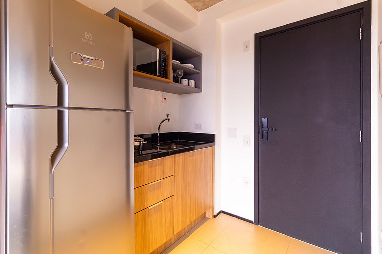 Studio na Av. Santo Amaro | Varanda e Ar