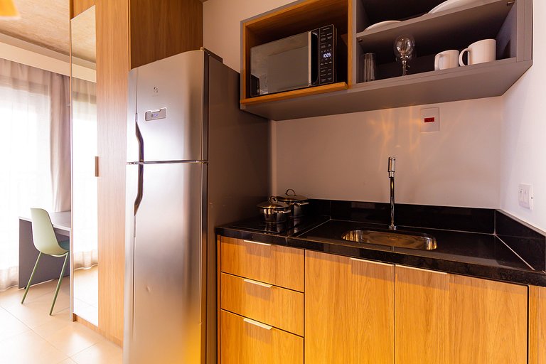 Studio na Av. Santo Amaro | Varanda e Ar