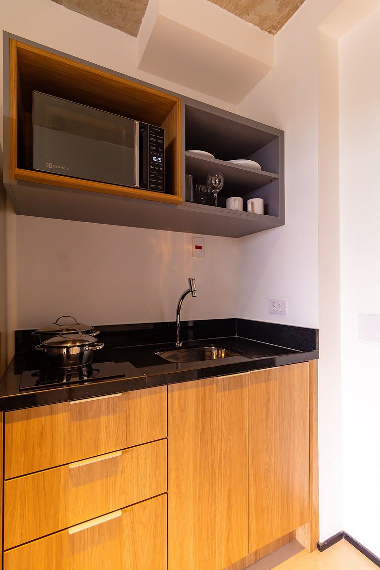 Studio na Av. Santo Amaro | Varanda e Ar