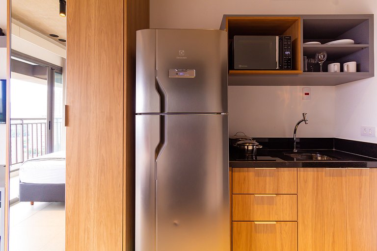 Studio na Av. Santo Amaro | Varanda e Ar