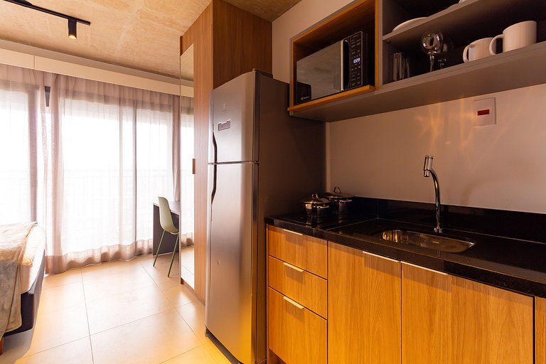 Studio na Av. Santo Amaro | Varanda e Ar