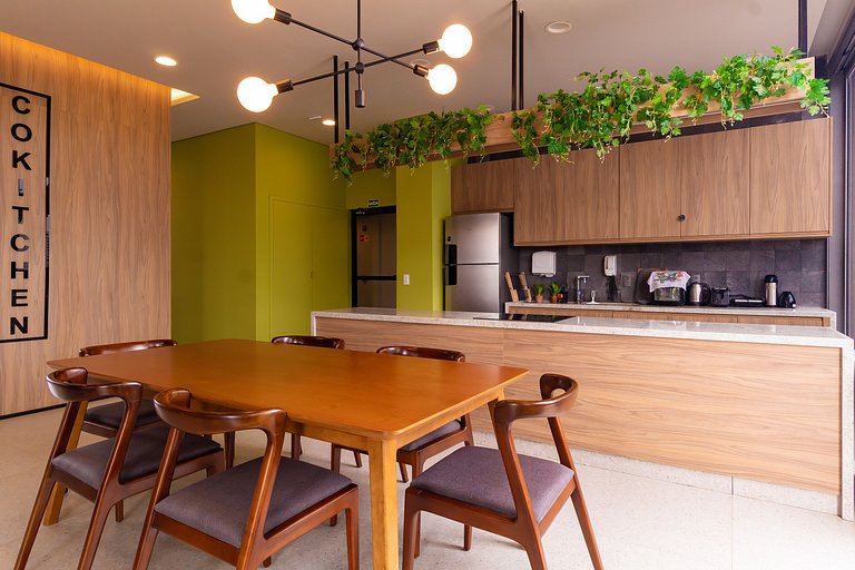 Studio na Av. Santo Amaro | Varanda e Ar