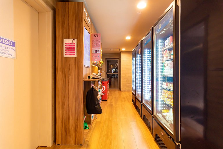 Studio na Av. Santo Amaro | Varanda e Ar