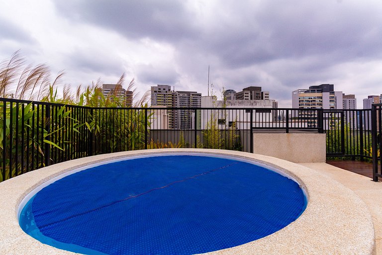 Studio na Av. Santo Amaro | Varanda e Ar