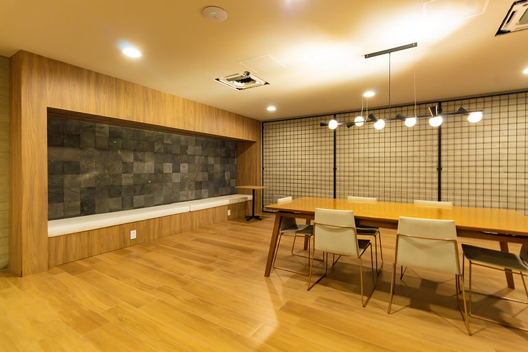 Studio na Av. Santo Amaro | Varanda e Ar