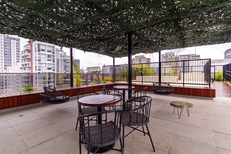 Studio na Av. Santo Amaro | Varanda e Ar