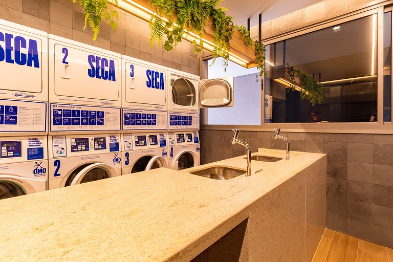 Studio na Av. Santo Amaro | Varanda e Ar